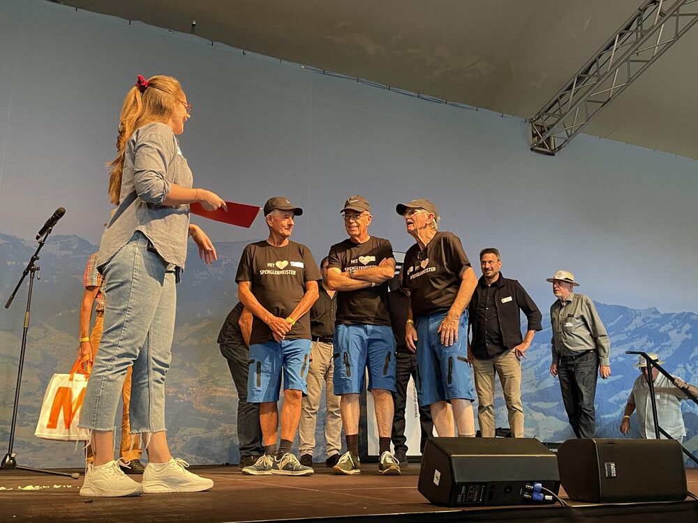 Nina Hersche und Spenglermeister-Klassenjahrgang 1977. (Foto: Peter Warthmann)